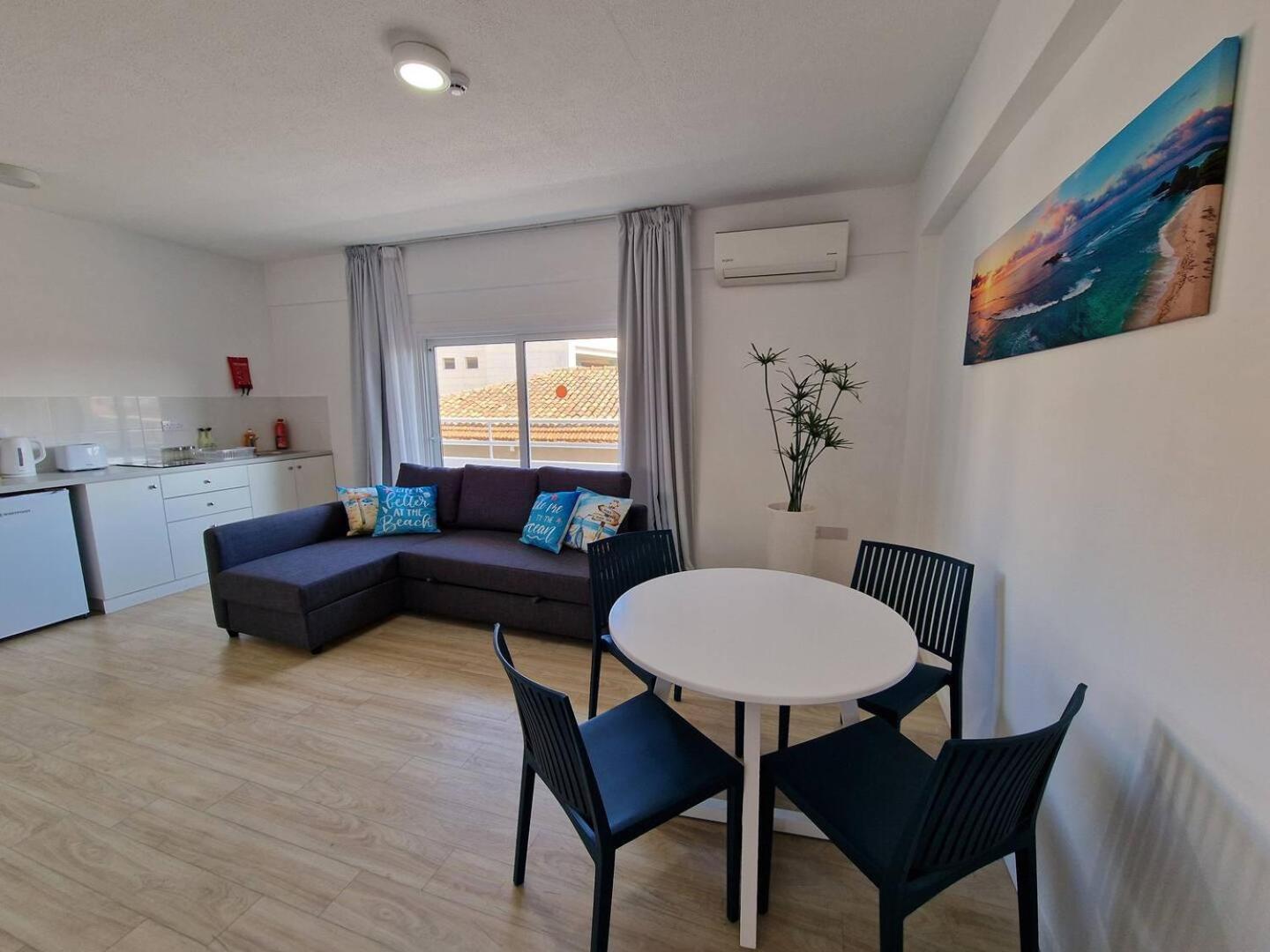 Kitieos Central Apts 100M From Finikoudes Beach Lárnaca Exterior foto